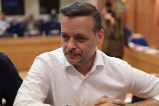 Χάρης Δούκας στον Guardian: «Η Αθήνα δεν μπορεί να λειτουργεί σαν ένα τεράστιο ξενοδοχείο»